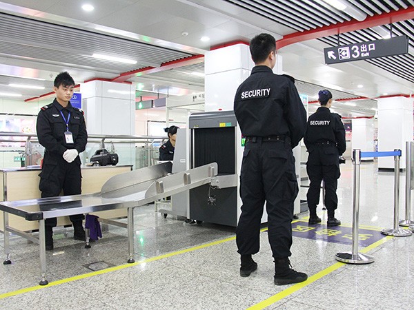 長沙地鐵3號線隊員執(zhí)勤風采