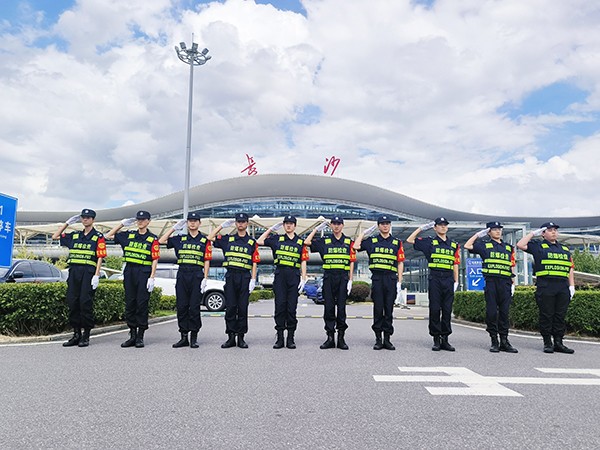 長沙黃花機(jī)場防爆隊(duì)員風(fēng)采