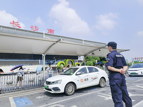 網(wǎng)約車(chē)隊(duì)員執(zhí)勤風(fēng)采